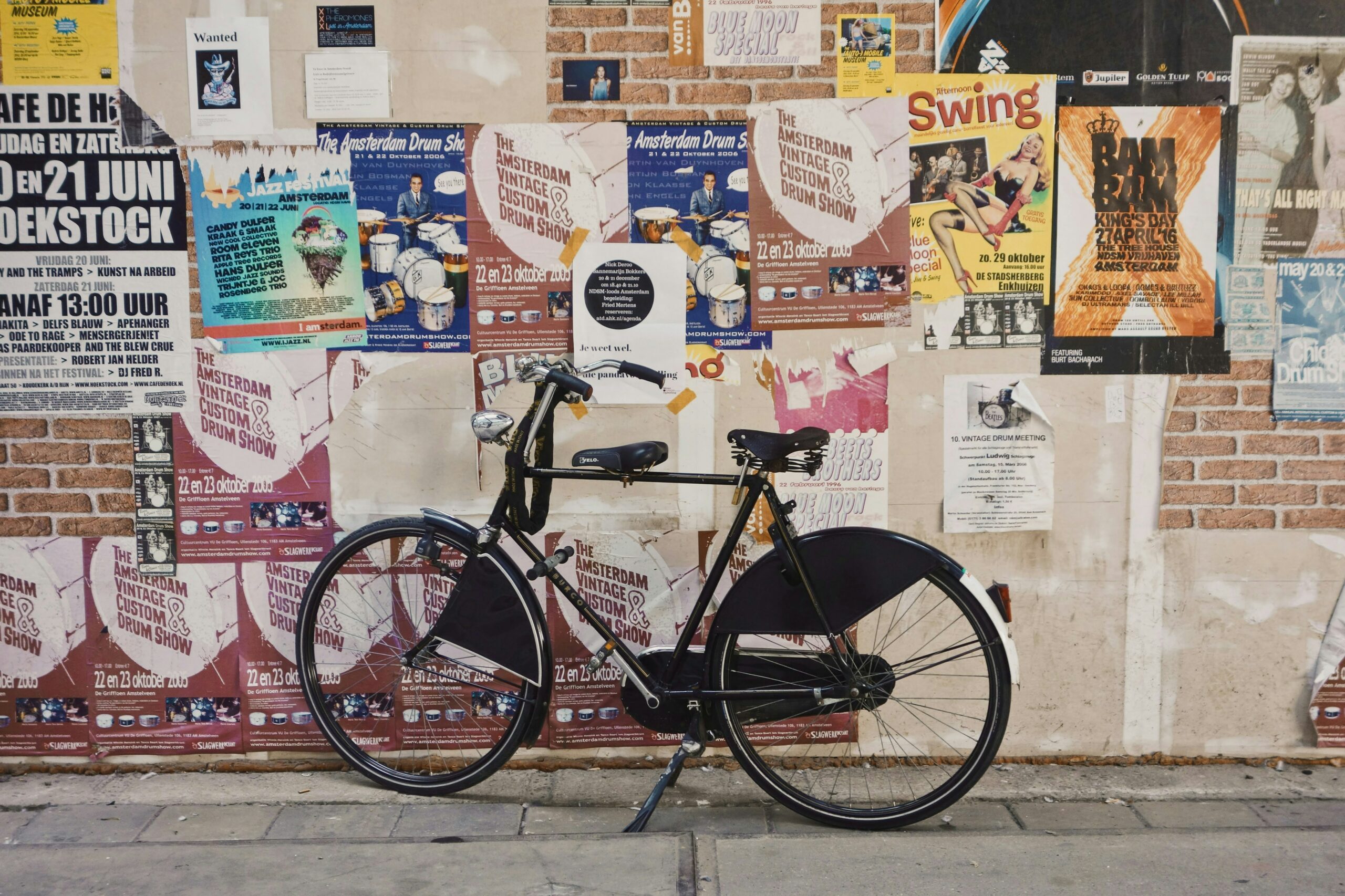 Affiches sur un mur
